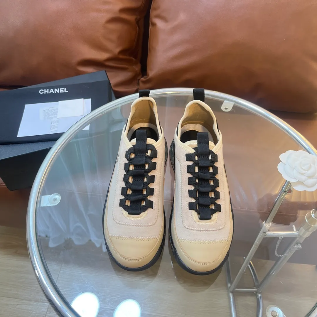 👟👟Ex-factory price 600👟👟 [Long-term supply of high-end versions] ⚠️Note: This model has many colors and the market has a complete range of colors. Welcome to consult ~ chanel Chanel Xiaoxiang casual sports shoes for couples and dad shoes for couples. The original version of the counter is 1:1, each color is accurately matched, and the internal standard is coded. ❣️Fabric material: original imported cow down + imported fabric, ❣️Inner material: imported breathable velvet, ❣️Outsole material: Original 1:1 mold opening, 3 layers of TPU ❣️Number of sizes: Women's 35-42 Men's 39-46 (Men's ➕10) Couple's version (with full set of high-end packaging)
